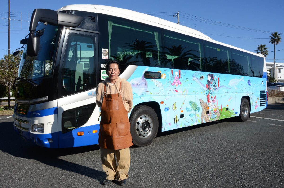 井上文太氏デザイン ラッピングバス3 31迄運行中 館山市観光協会